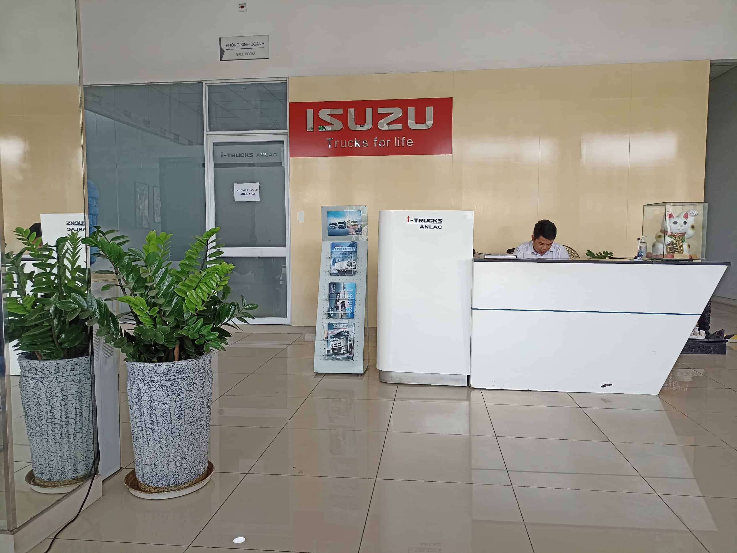 Khu vực trưng bày và phòng khách Isuzu Tân Tạo