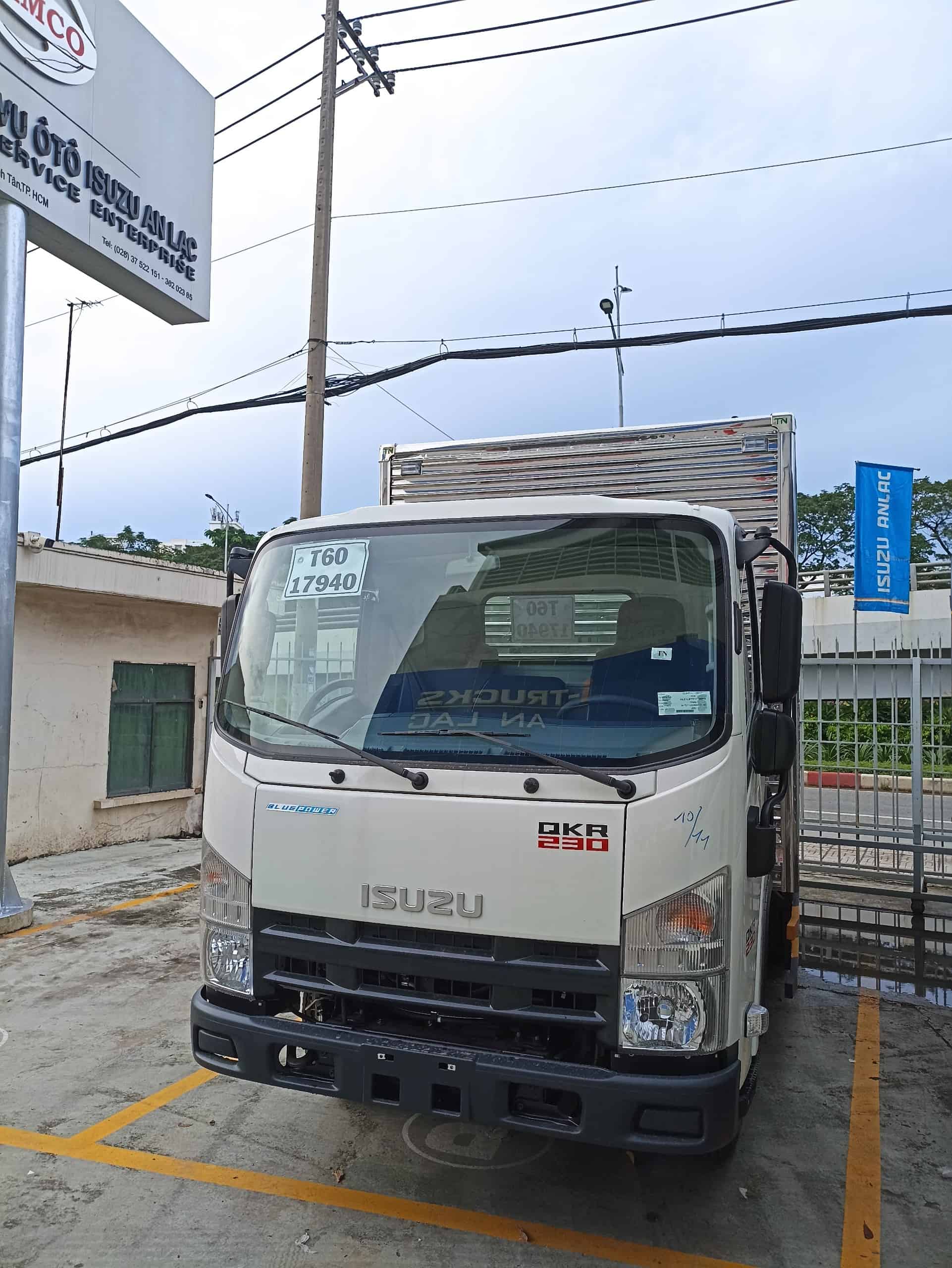 Giá xe tải Isuzu 1t9 lăn bánh
