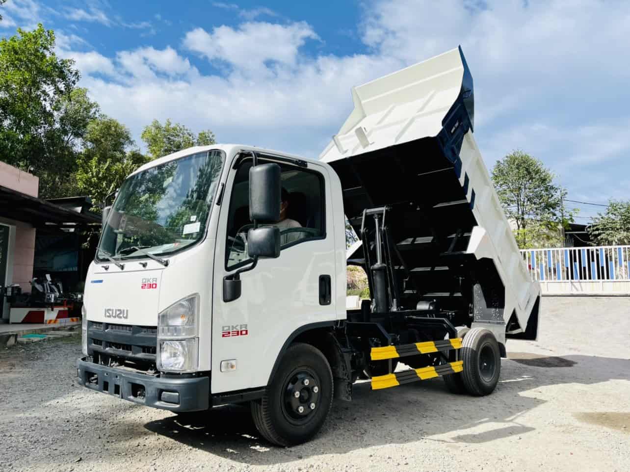 Isuzu QKR 230 thùng tải tự đổ