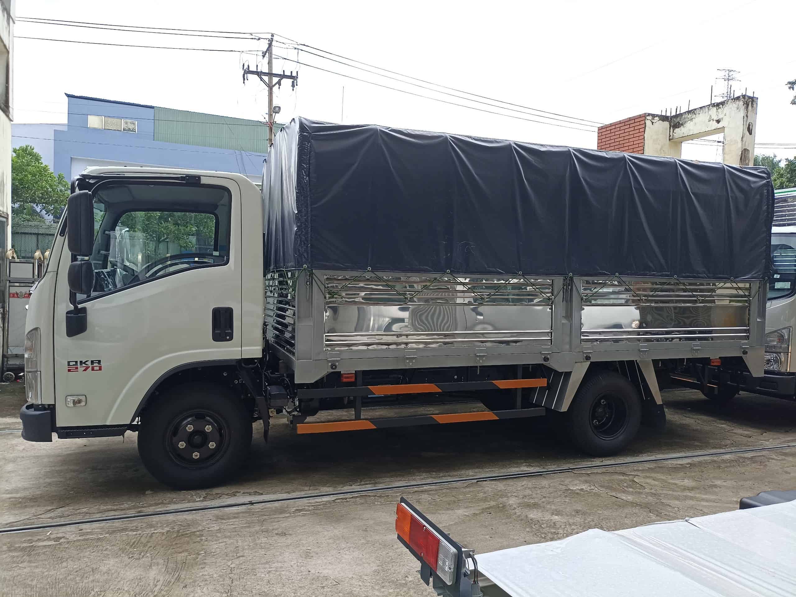 Isuzu QKR 270 thùng bạt