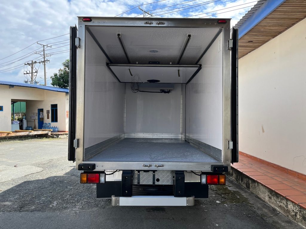 Isuzu QKR 210 đông lạnh